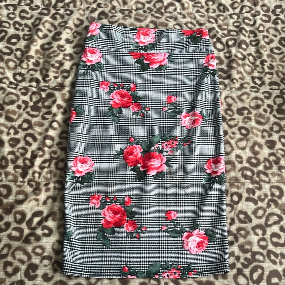 Beautiful plaid pencil skirt with roses
